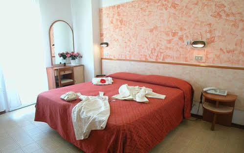 Hotel Merkury Torre Pedrera Екстер'єр фото